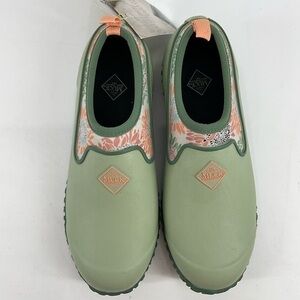 Womens Muckter‎ ll Low Slip On Sunflower Print Green Color Size 6 NWT